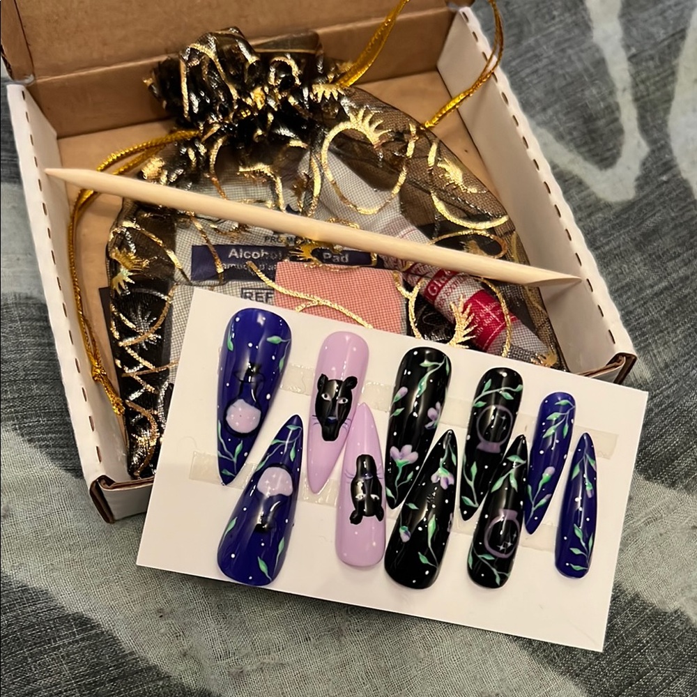 Press On Witchy Nails - Brand New